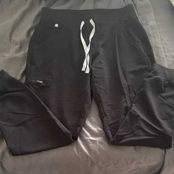 Figs Womens Scrubs Set - Black Size Medium - Joggers and Short Sleeve Top - Picture 5 of 8